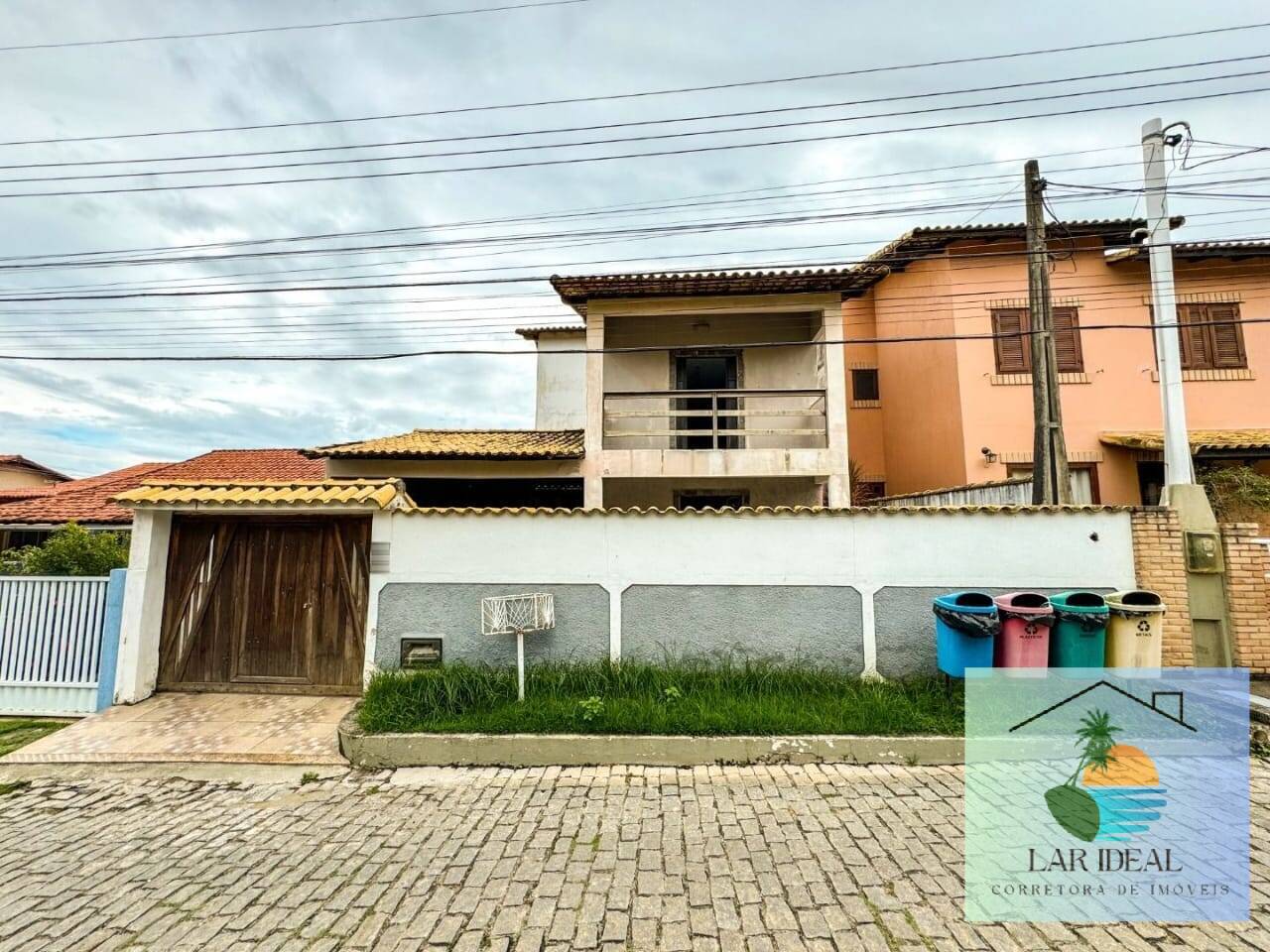 Casa à venda com 3 quartos, 300m² - Foto 1