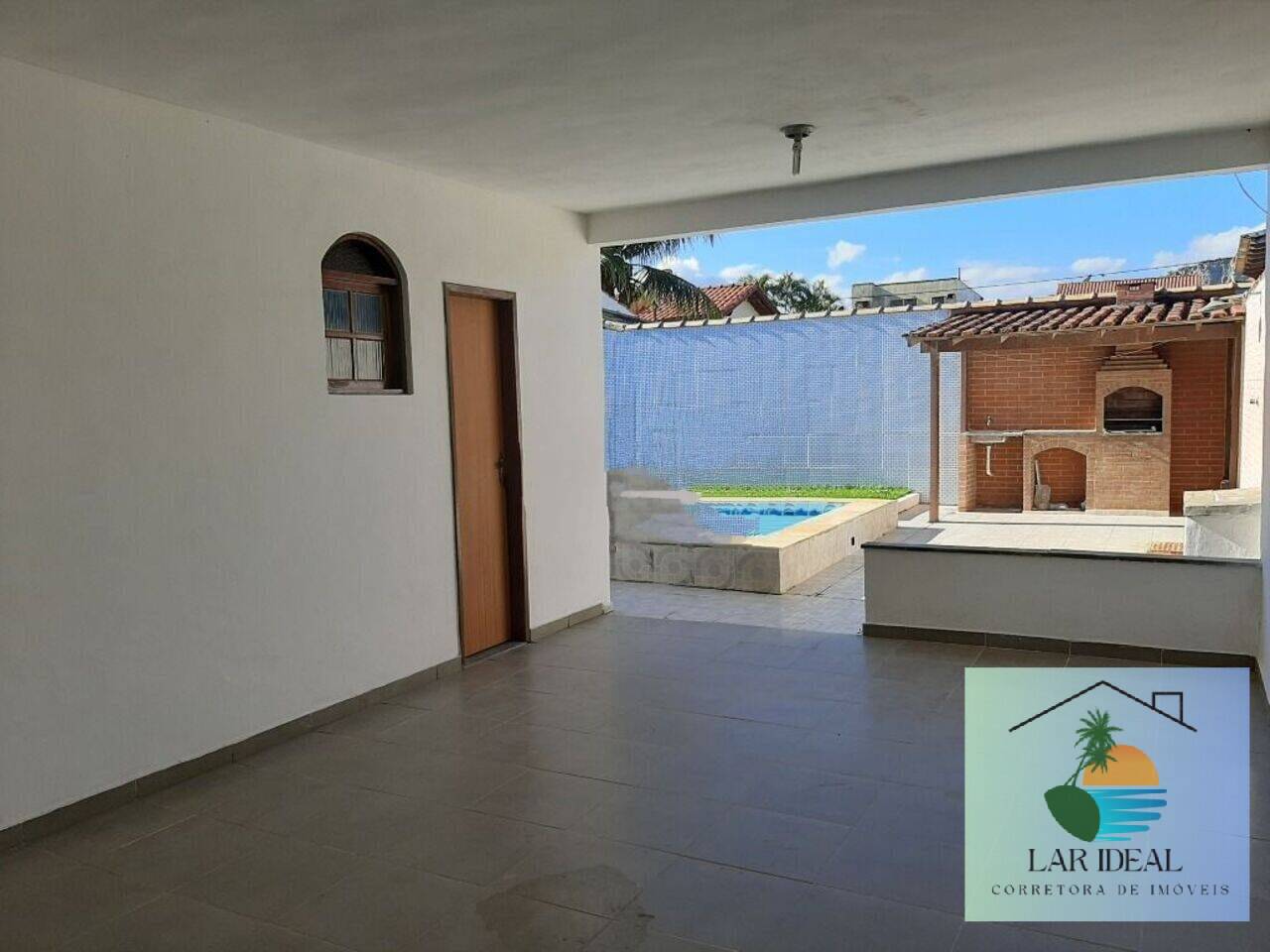 Casa à venda com 4 quartos, 300m² - Foto 2